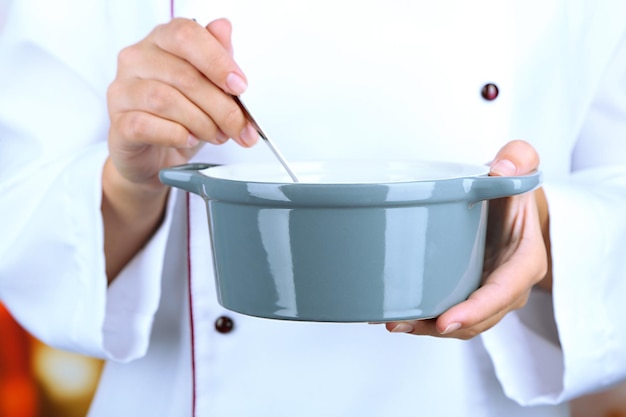 Kuchnia i gotująca ręka trzymająca łyżkę